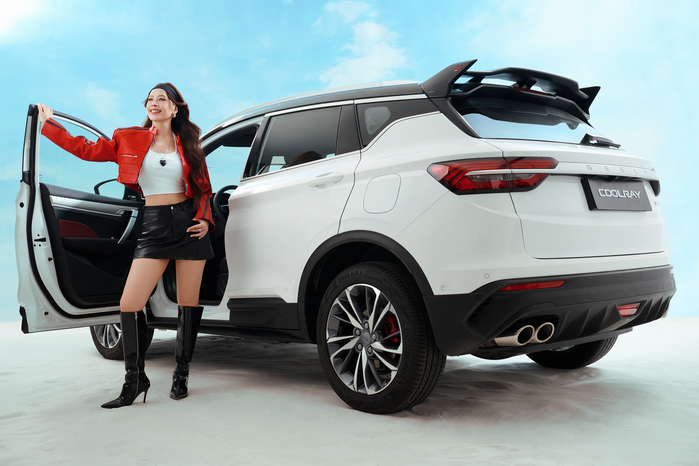 04.Chi Pu và Coolray.jpg