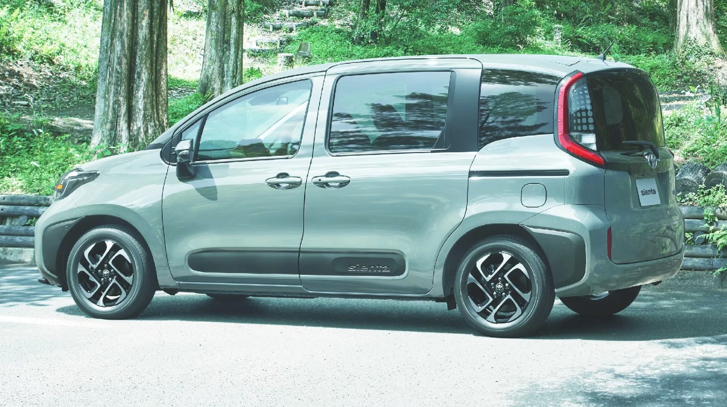 2025-Toyota-Sienta-Juno-7.jpg
