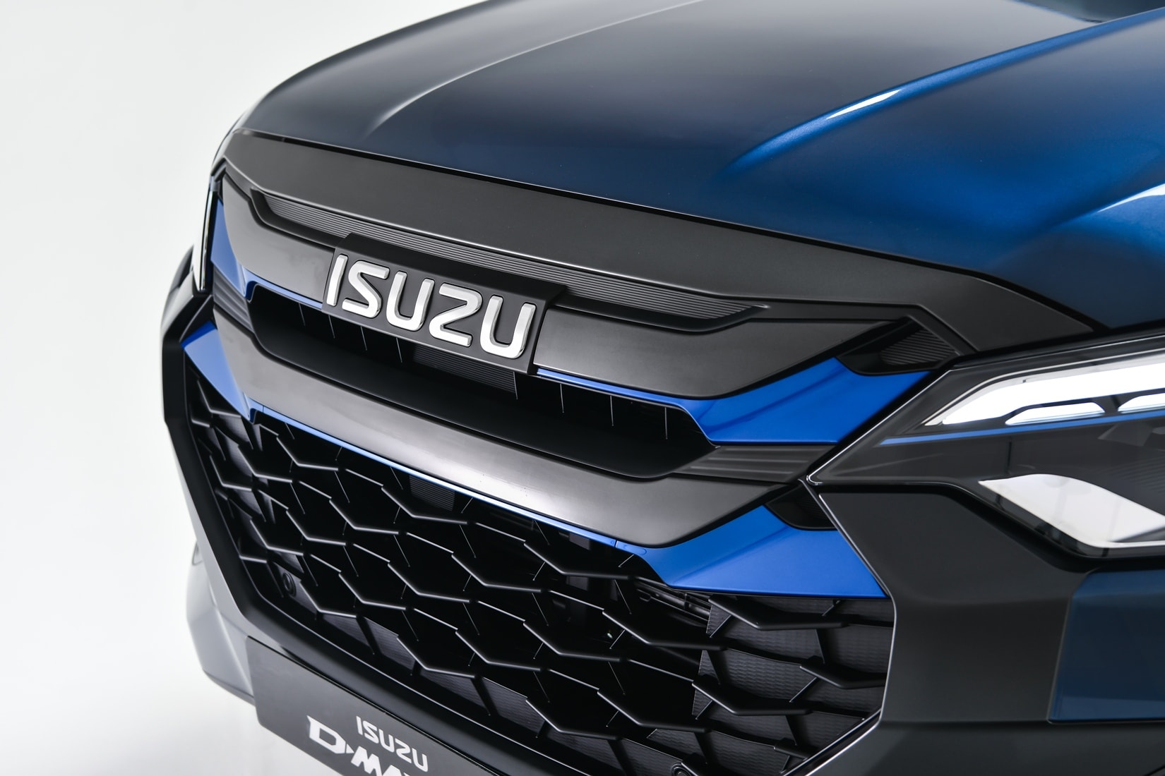 2026-isuzu-d-max-ev-debuts-with-dual-motor-powertrain_1.jpg