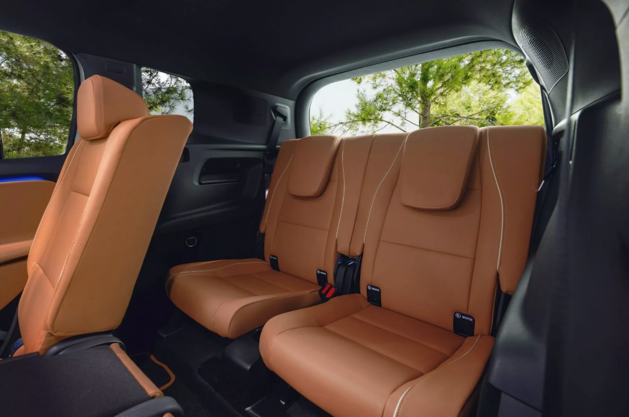 2026-Mercedes-Benz-GLB 13.jpg