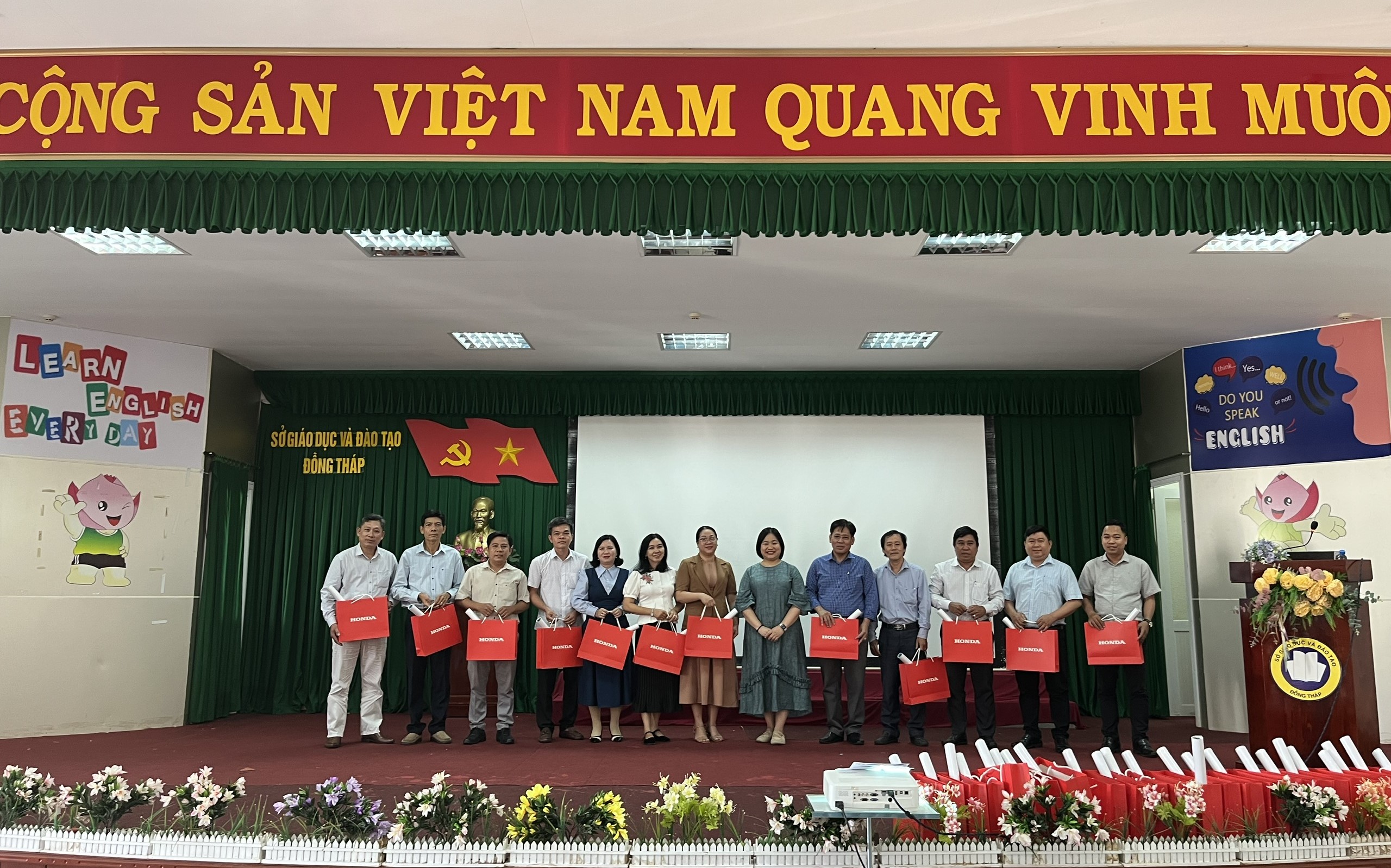 5. Đại diện BTC trao tài liệu phát động Sân chơi đến các giáo viên.jpg