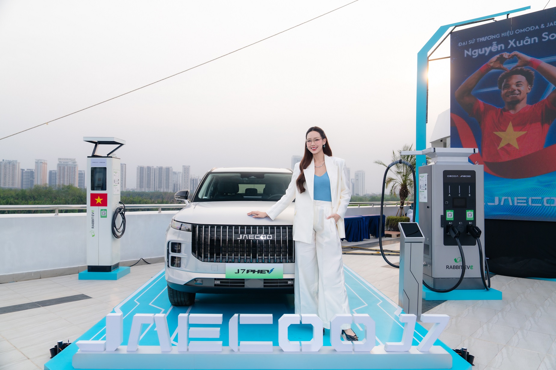 Đại sứ thương hiệu Omoda & Jaecoo Việt Nam - Hoa hậu Lê Nguyễn Bảo Ngọc lựa chọn J7 PHEV (SHS)...jpg