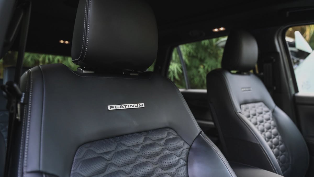 Ford Everest Platinum 6.jpg
