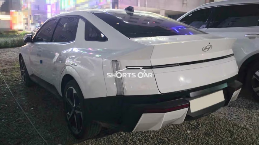 Hyundai Elantra 2027-a112.jpg