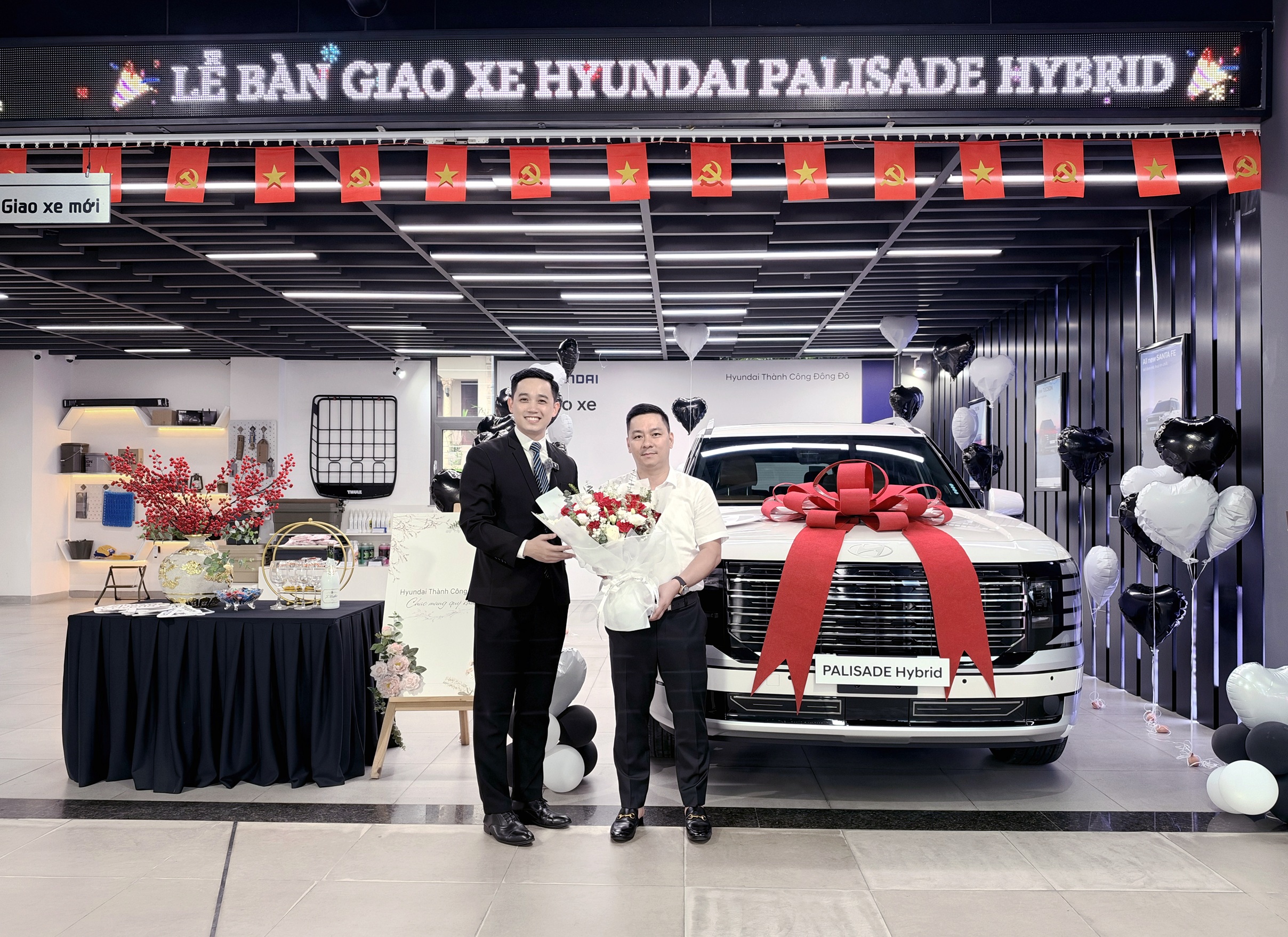 Khách hàng nhận bàn giao xe Palisade Hybrid_1.jpg