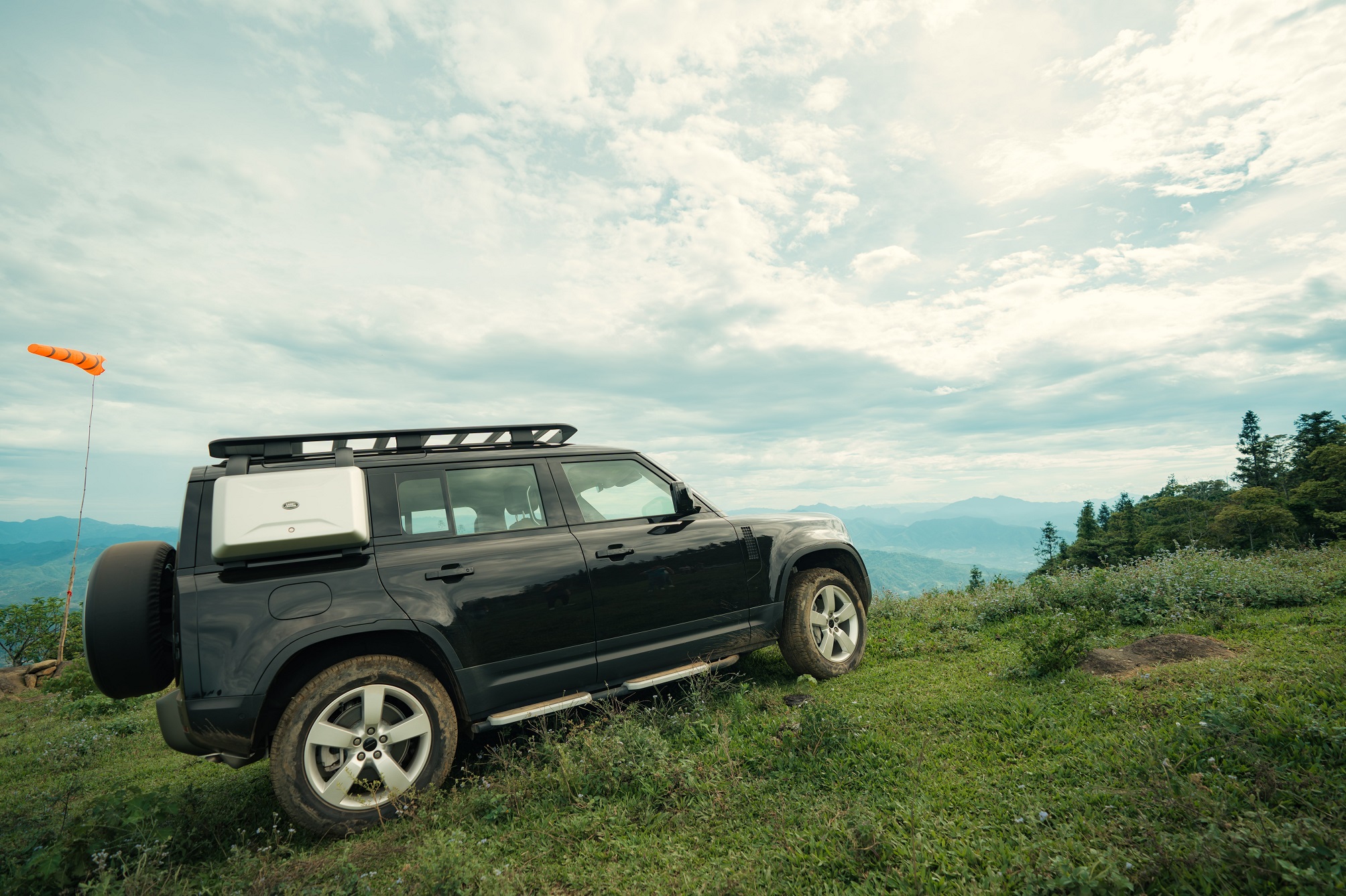 Land Rover Defender 130-4.jpg