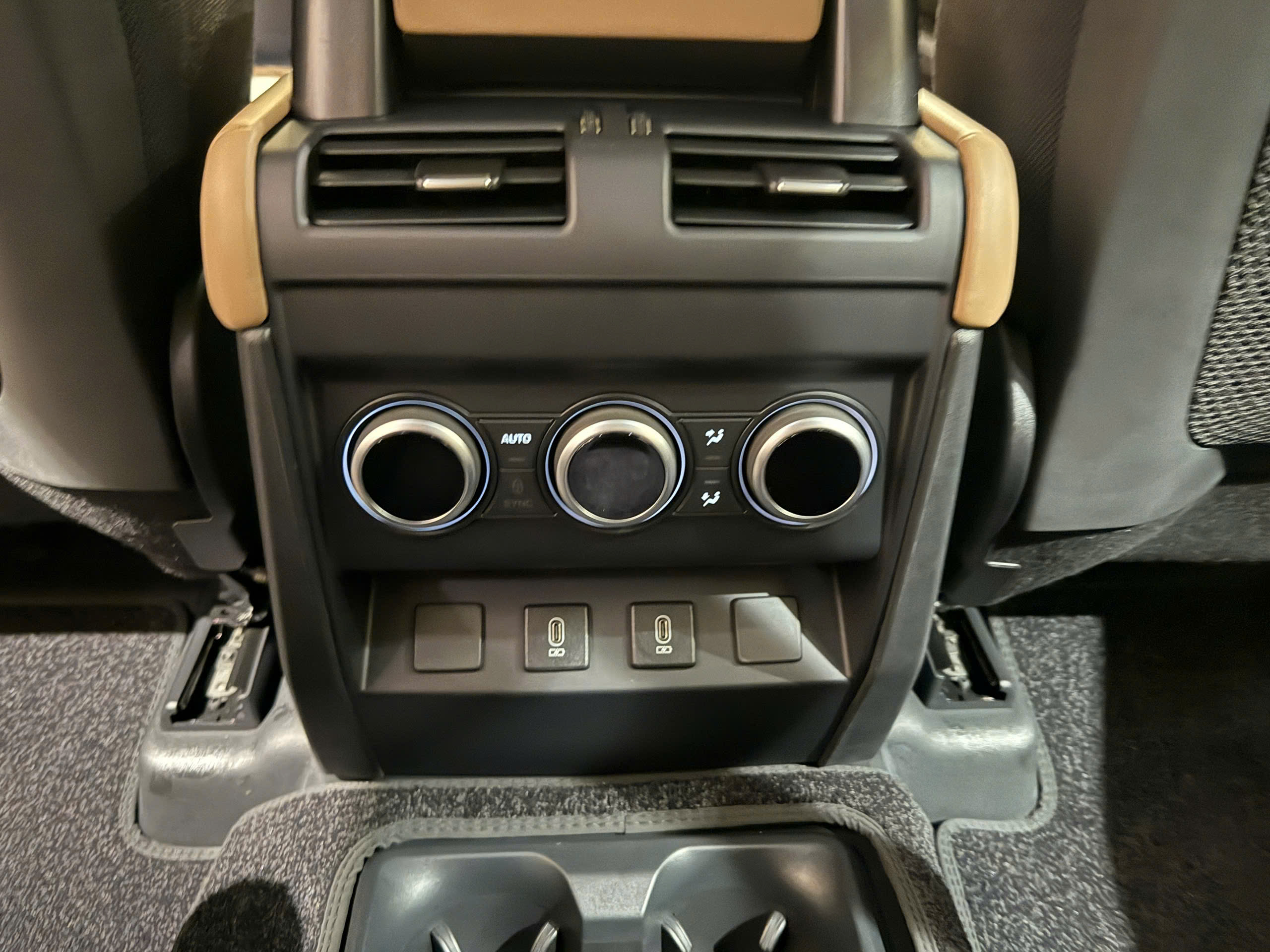 Land Rover Defender 2026 3.jpg