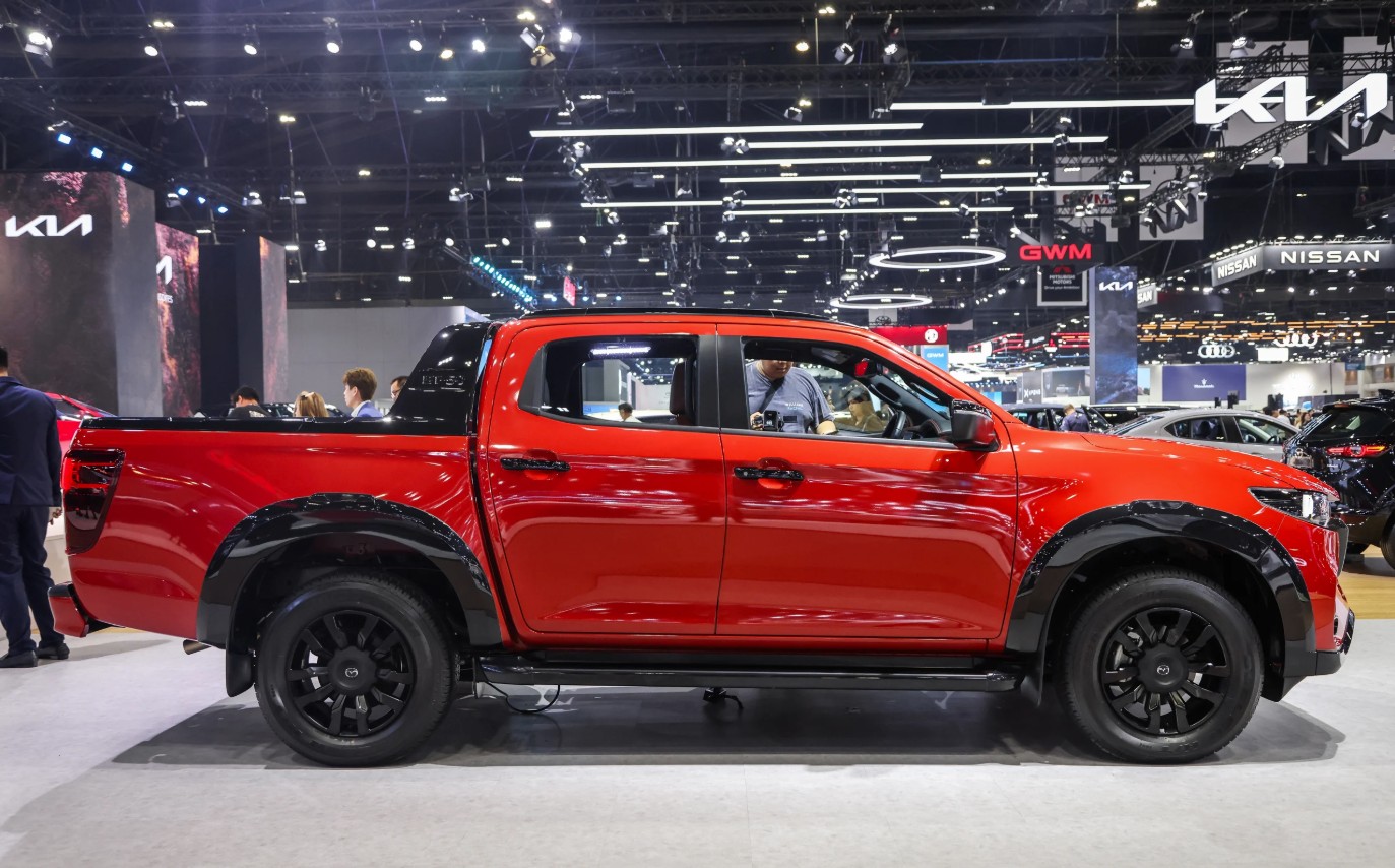 Mazda BT-50 2025 2.jpg