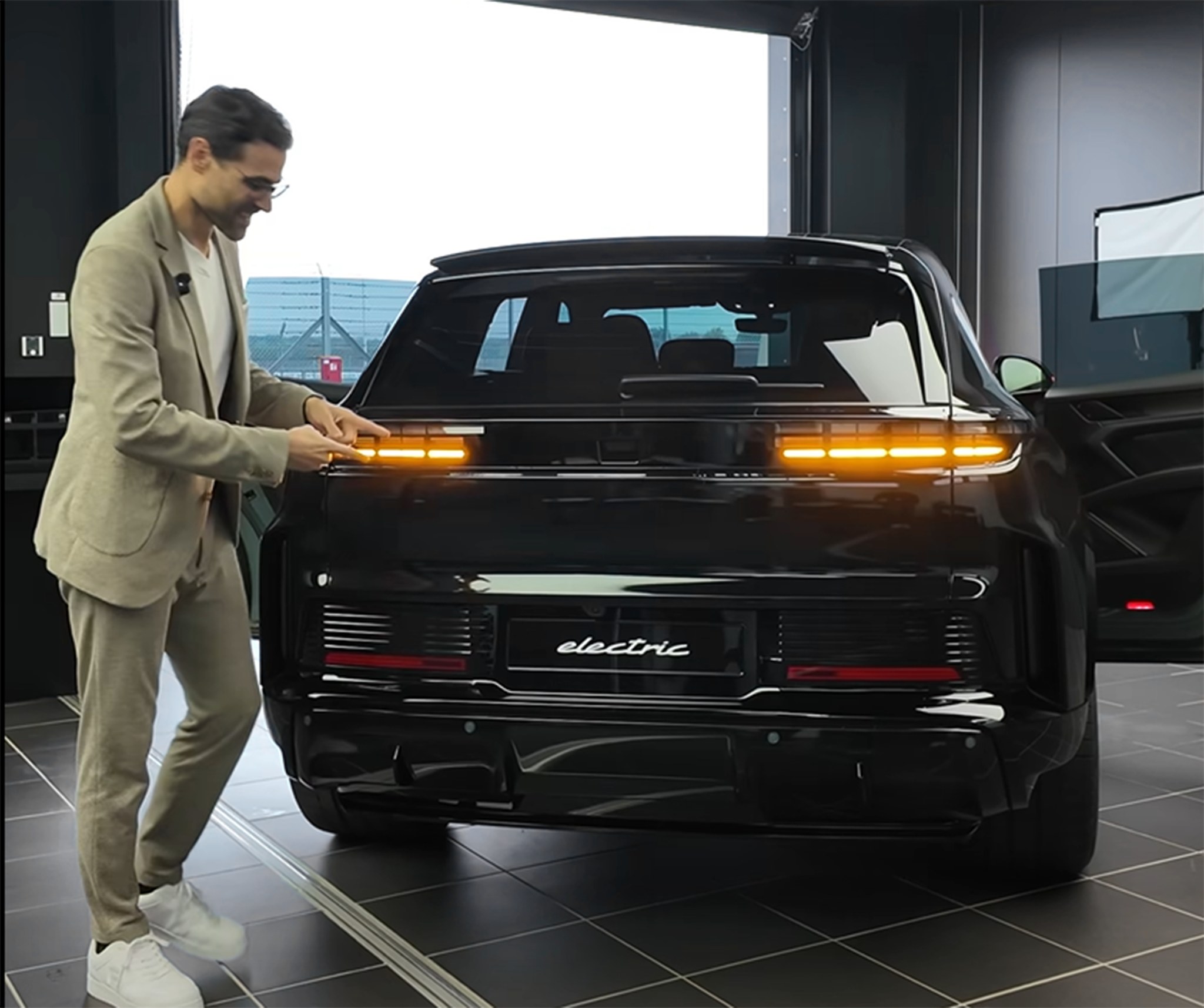 Porsche Cayenne Electric EV 2.jpg