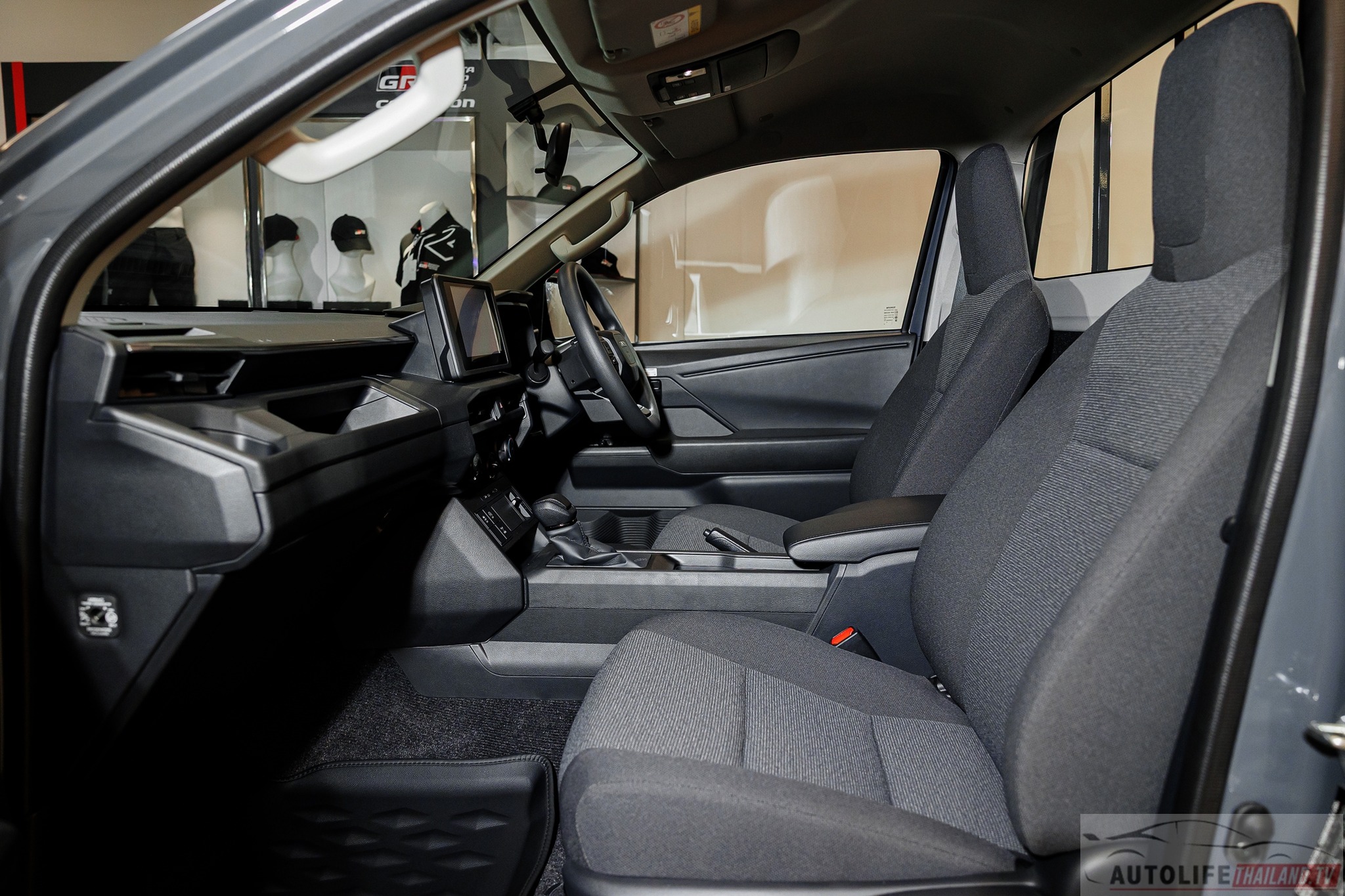 Toyota Hilux TRAVO Standard Cab 22.jpg