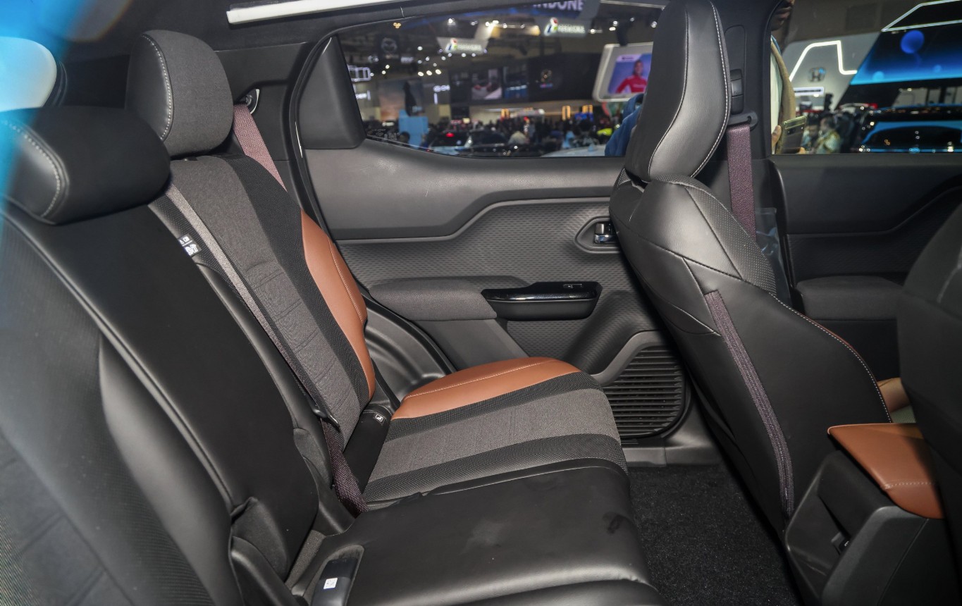 Toyota Urban Cruiser EV 6.jpg