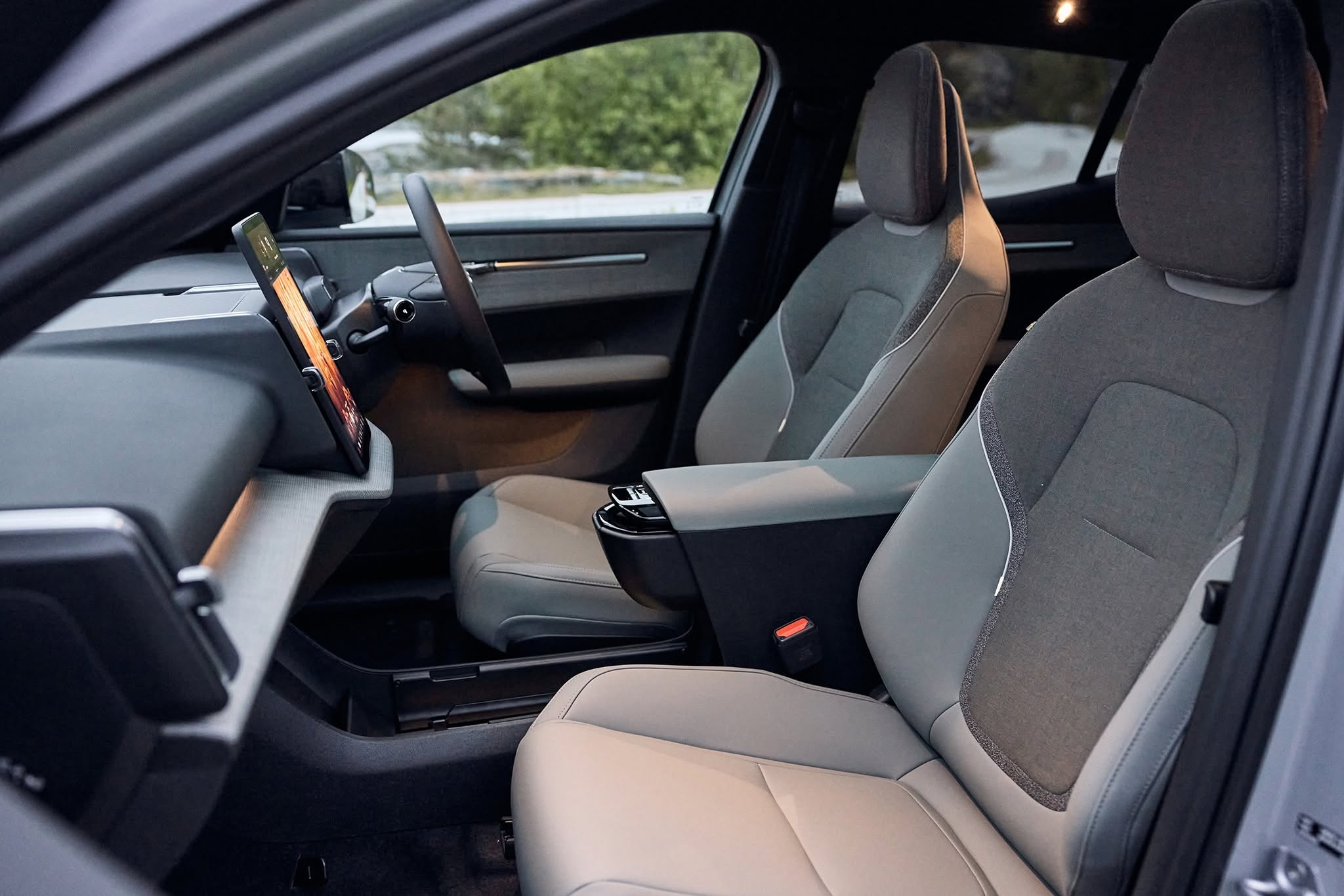 Volvo EX30 Cross Country 3.jpg