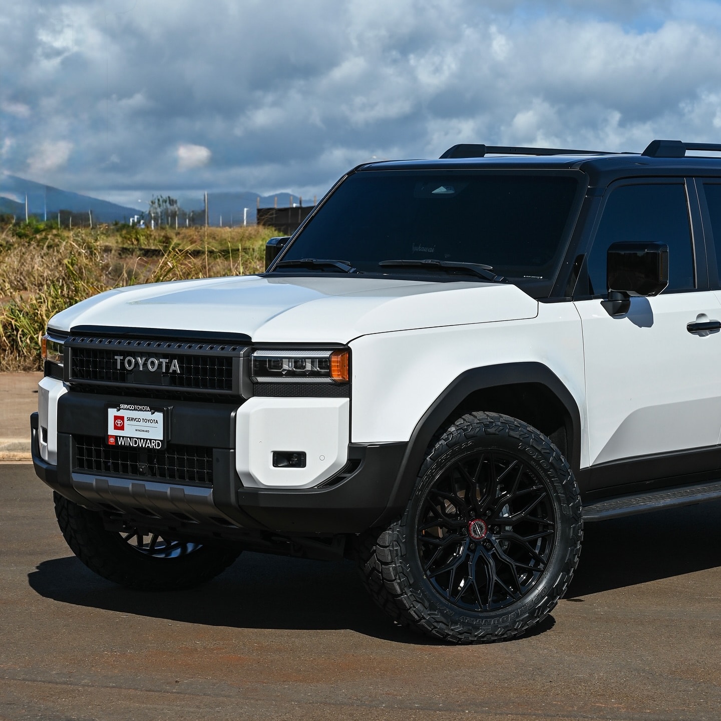 white-and-black-lifted-toyota-land-cruiser-looks-like-an-off-road-stormtrooper-on-22s_3.jpg