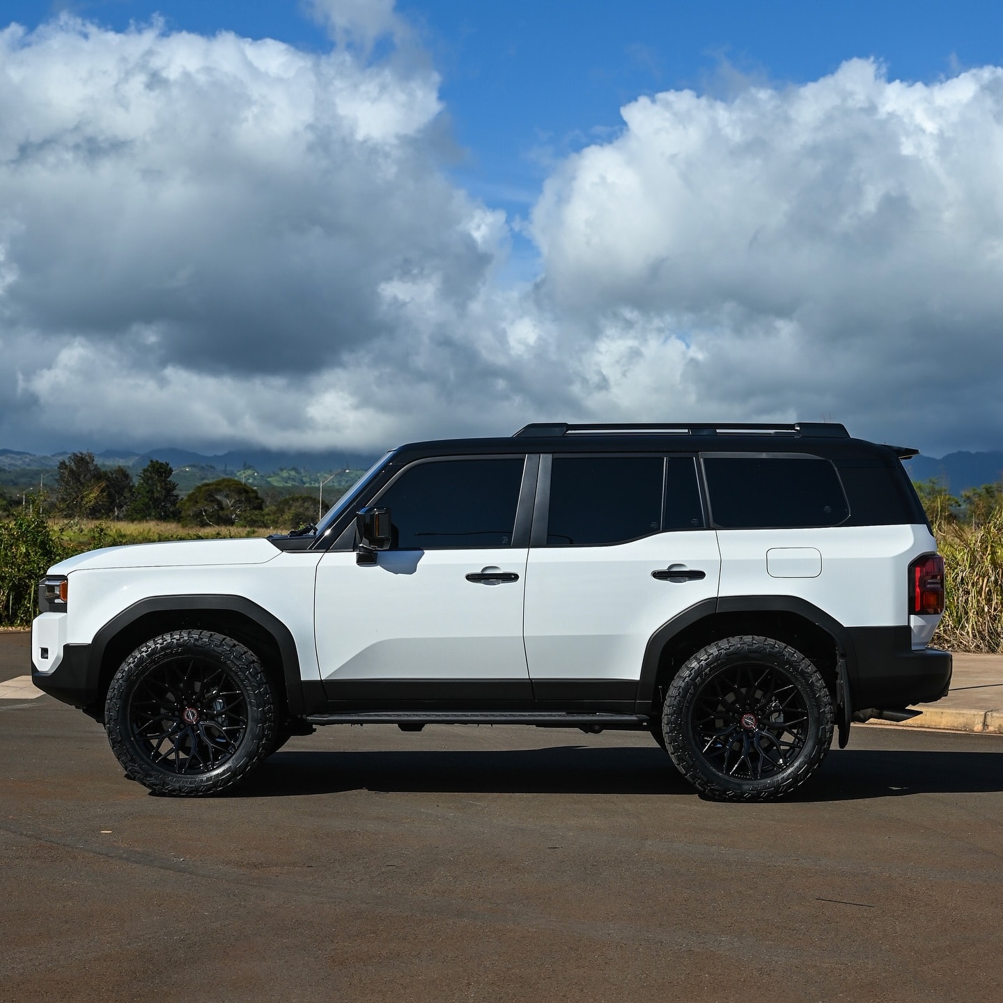 white-and-black-lifted-toyota-land-cruiser-looks-like-an-off-road-stormtrooper-on-22s_6.jpg