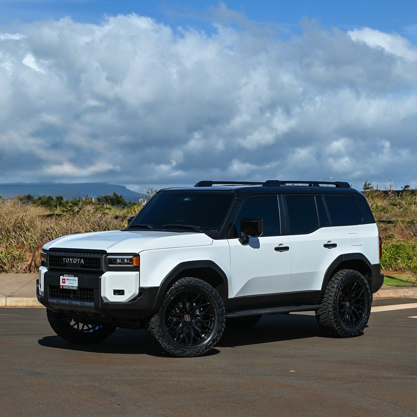 white-and-black-lifted-toyota-land-cruiser-looks-like-an-off-road-stormtrooper-on-22s_7.jpg