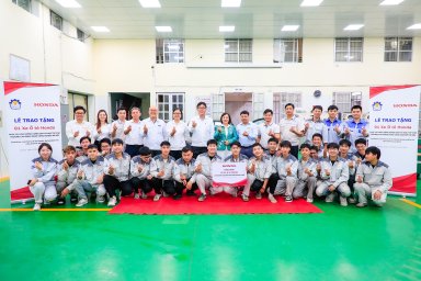 Đại diện HVN chụp ảnh lưu niệm cùng với ban lãnh đạo nhà trường và các bạn sinh viên trường Ca...jpg