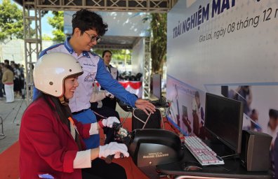7.1. Phụ huynh trải nghiệm trên máy tập lái xe Honda.jpg