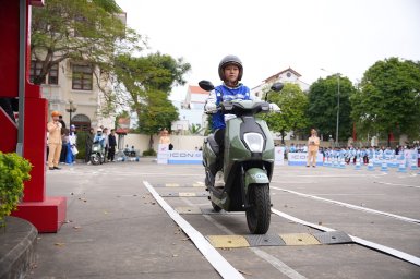 Học sinh thực hành kỹ năng lái xe gắn máy an toàn cho học sinh THPT.JPG