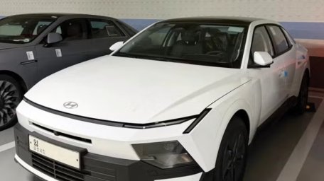 hyundai-elantra-base-1.jpg