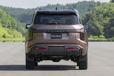 Mitsubishi_PAJERO_official_028.jpg