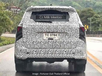 2027-toyota-fortuner-rear-spied-new-details-2.jpg